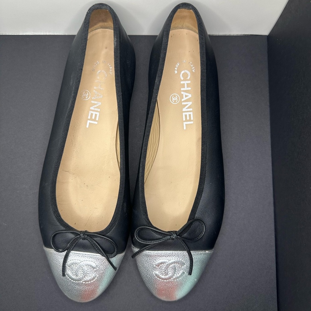 Excellent condition Silver and black chanel ballet flats! Barely used Size 38.5